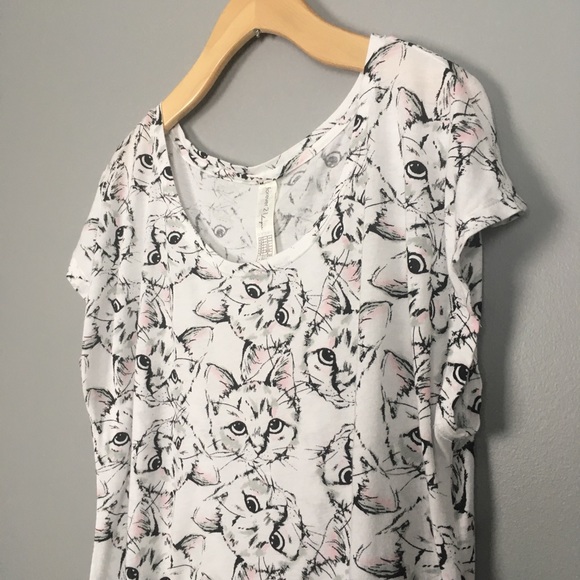 Forever 21 Tops - Luxe Cat Print Tee